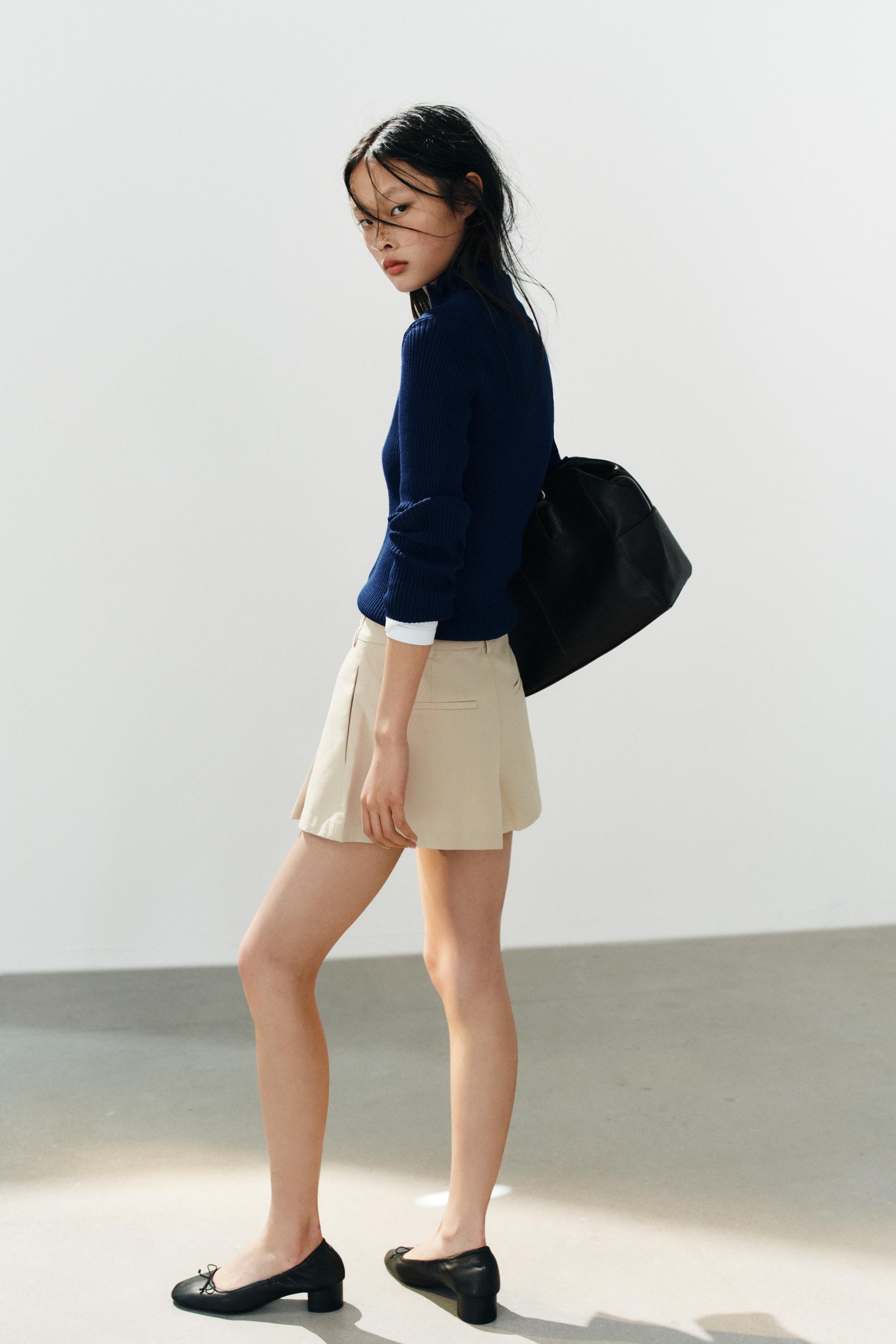 PLEATED BUTTON SHORTS